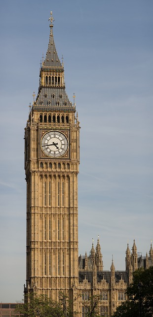 APPLY NOW for your spot! Study LAW in the UK